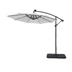 Parasol de terrasse à éclairage solaire de 3 mètres avec pied de support.