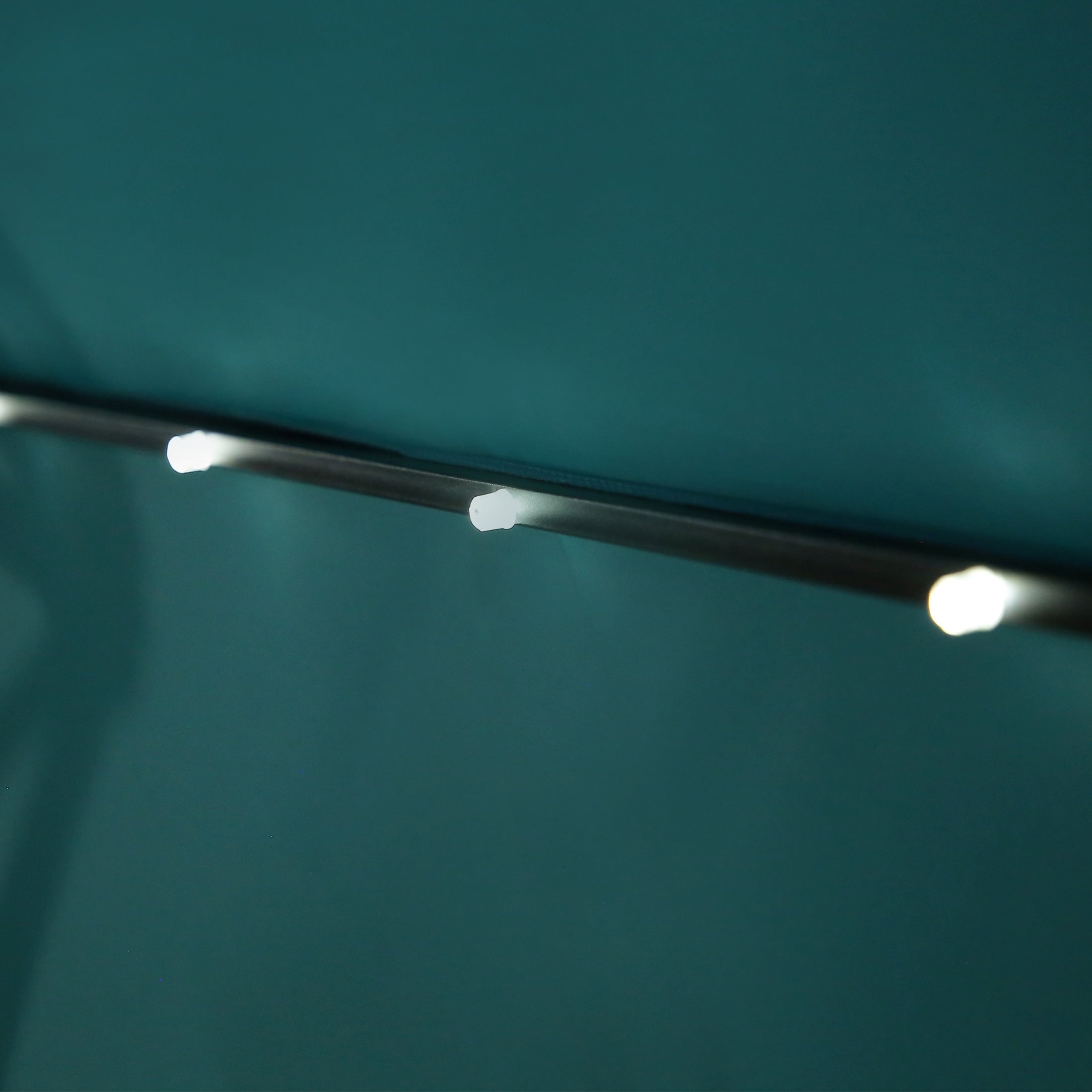 Parasol de terrasse à éclairage solaire de 3 mètres avec pied de support.